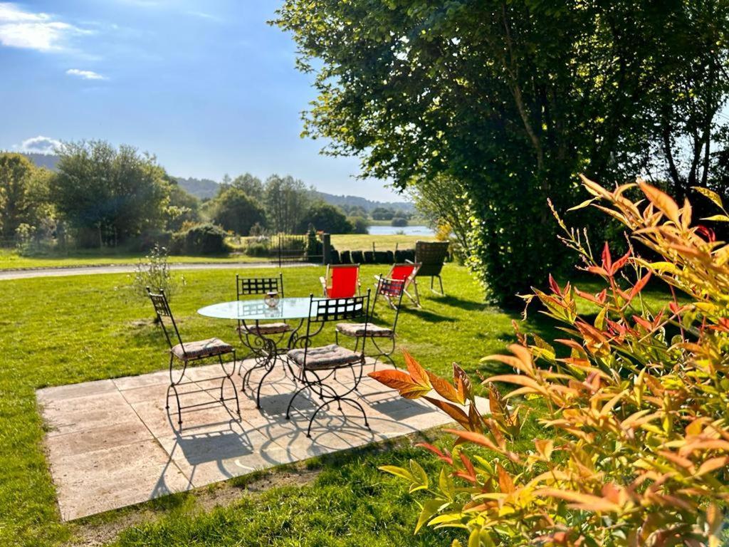 Le bouddha du lac Saint-Germain-de-Tallevende Extérieur photo